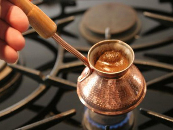 Заваривание кофе в турке